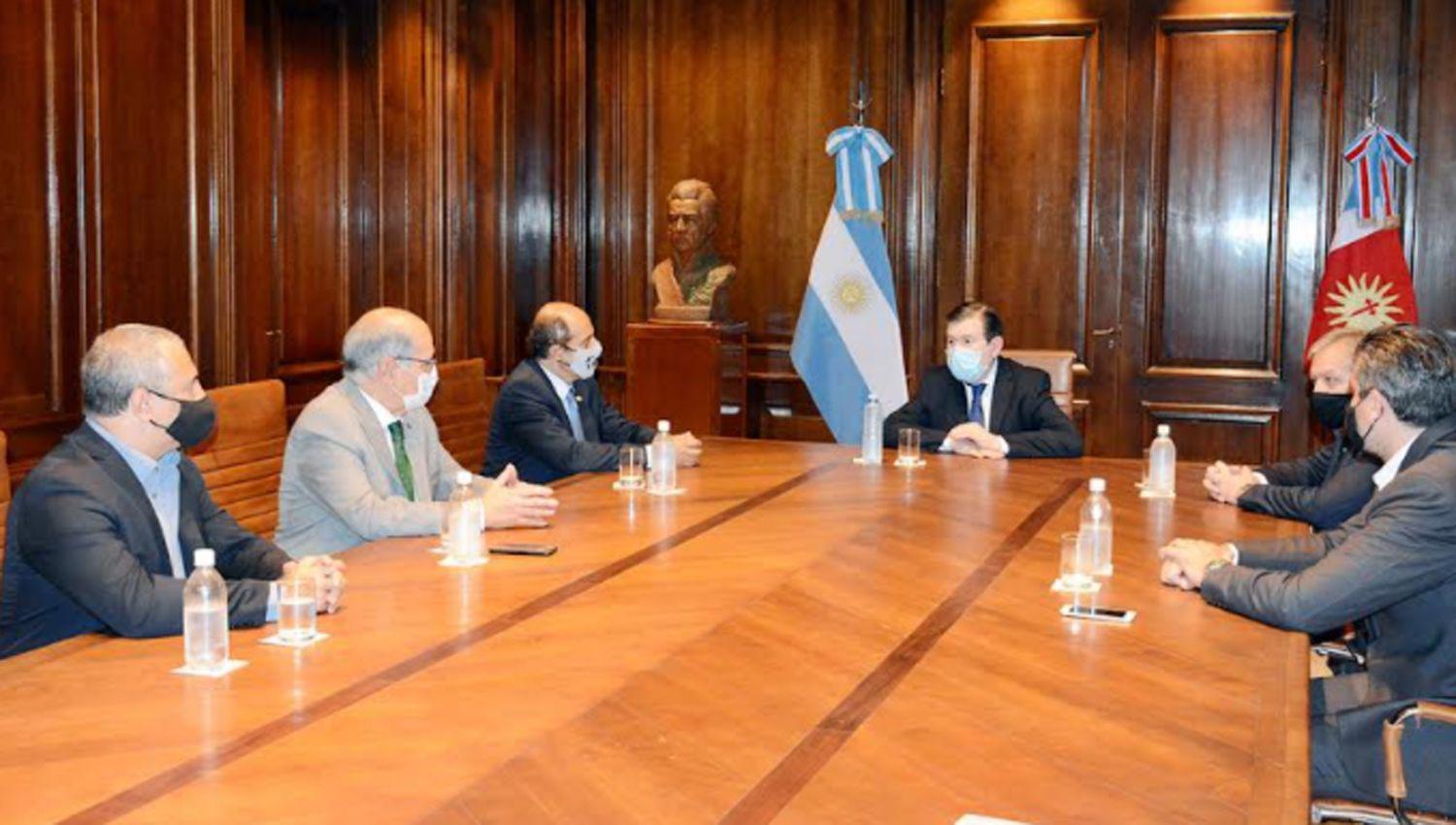 El gobernador recibioacute la visita de directivos de Caacutemaras de Turismo del paiacutes