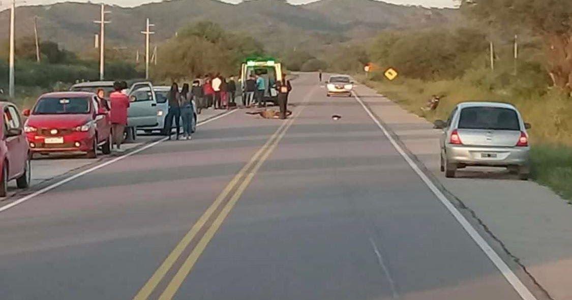 Violento choque entre camioneta y motos se cobroacute la vida de dos joacutevenes