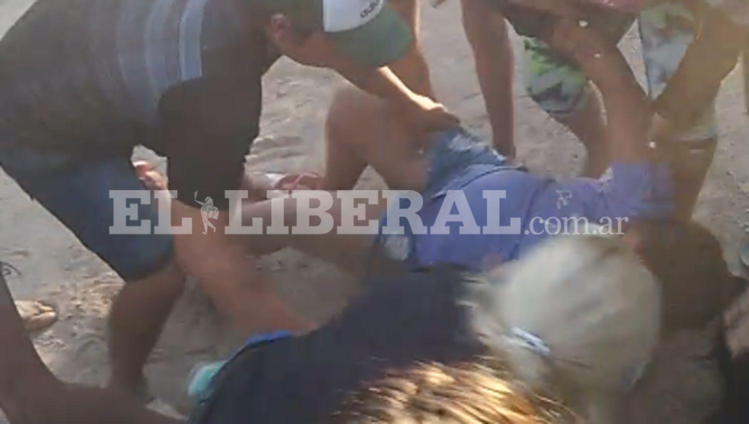 VIDEO Embarazada se salvoacute de milagro al ser embestida por un caballo en una carrera clandestina