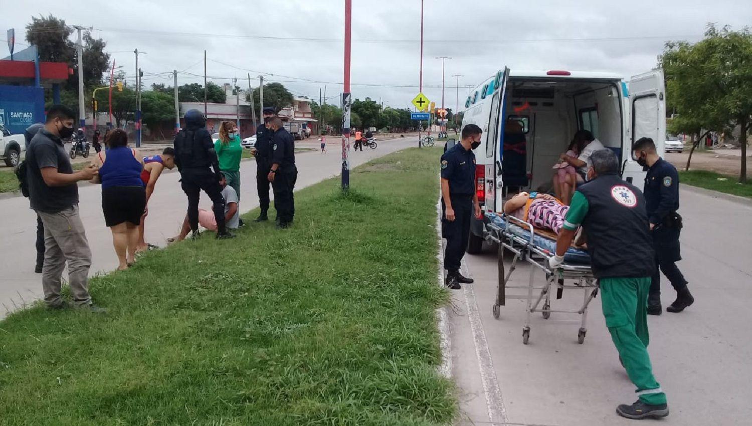 Violento accidente en avenida Lugones terminoacute con una pareja y su bebeacute con heridas