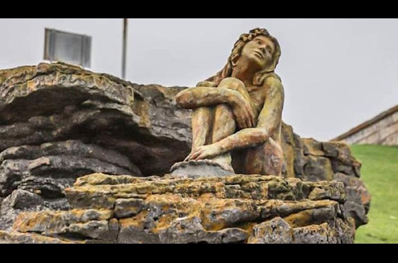 Fin del misterio- quieacuten es el autor de la escultura que aparecioacute en Mar del Plata