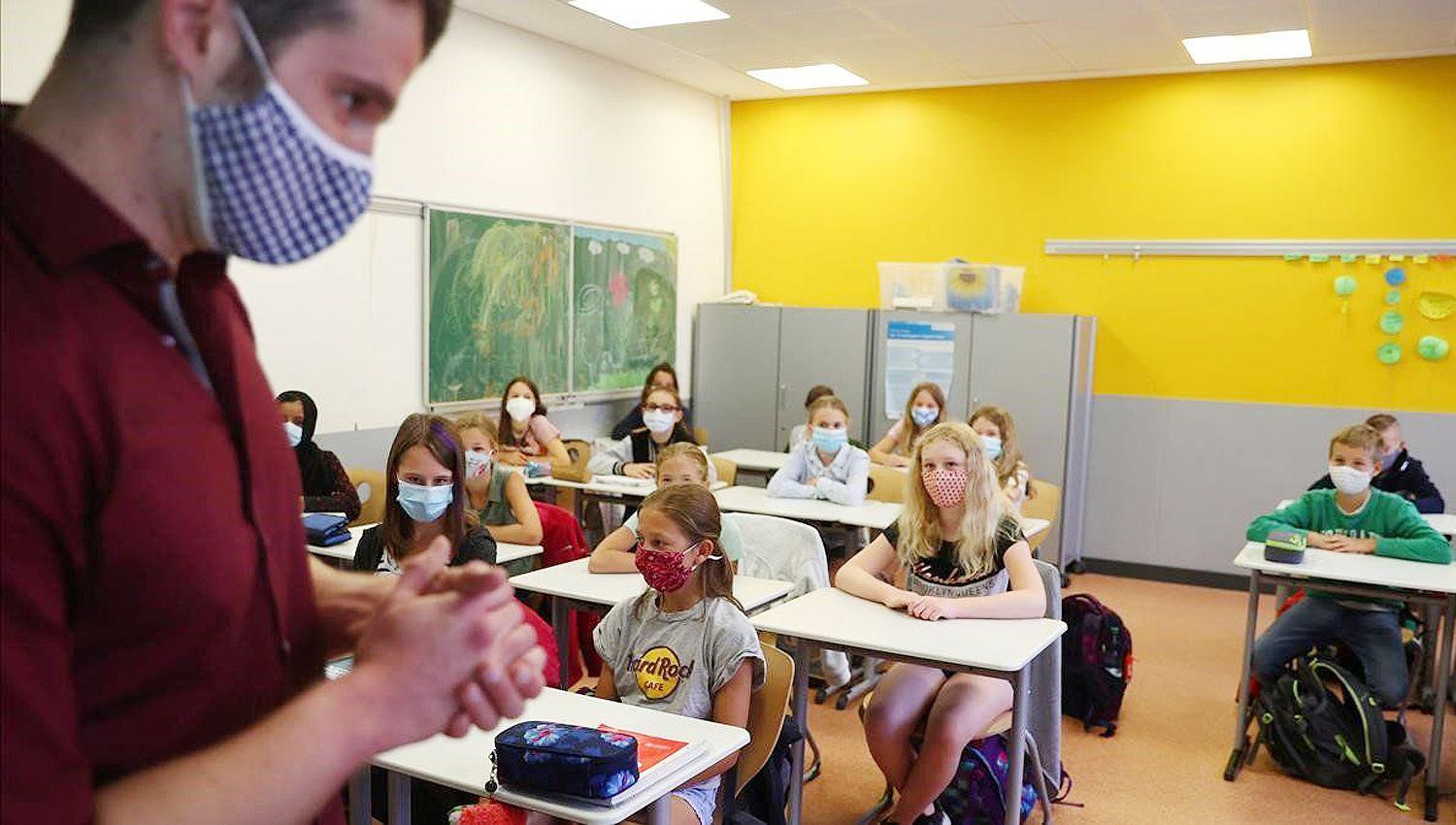 Un profesor da clase a sus alumnos en un colegio de Alemania   