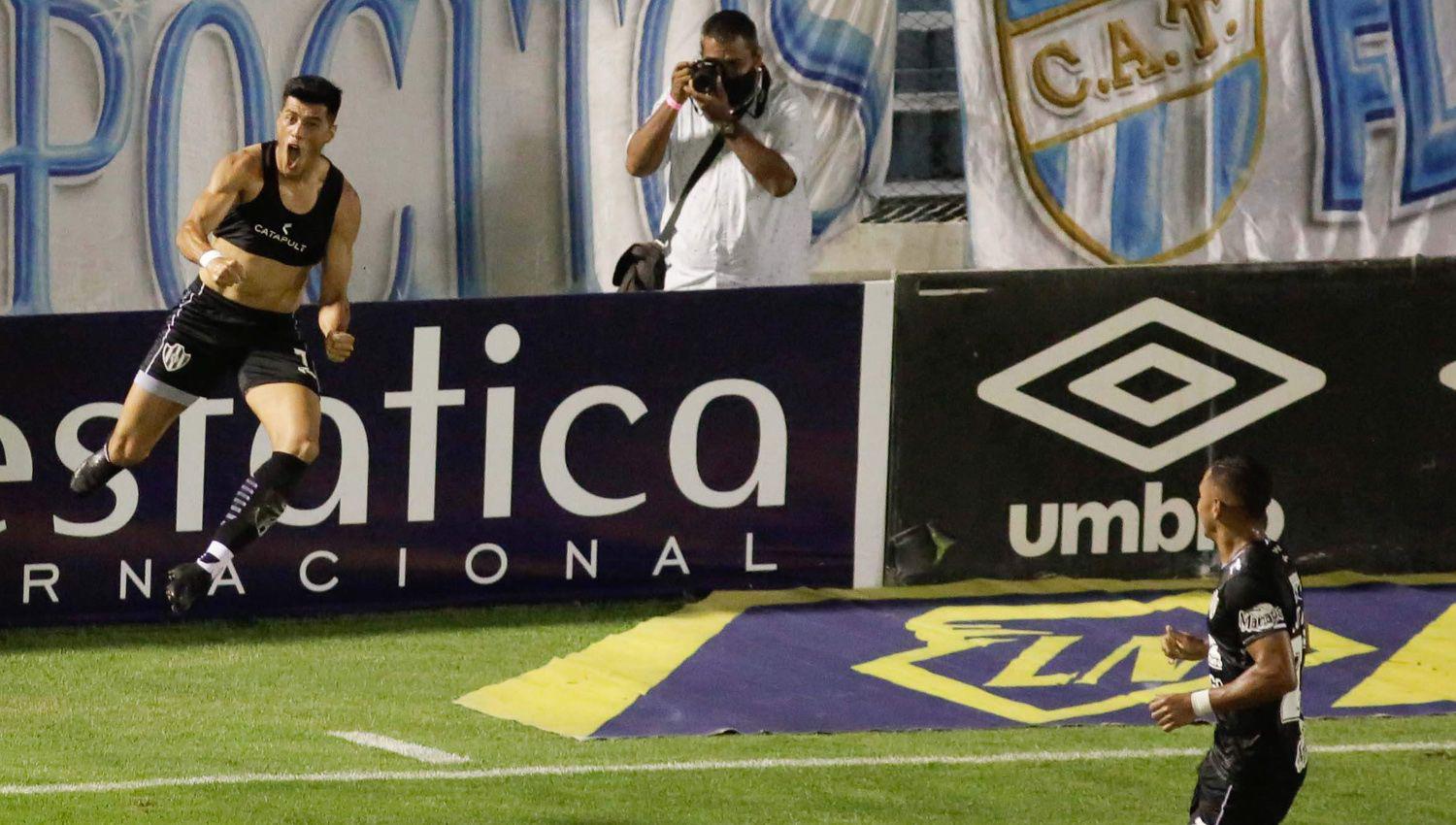 Sequeira en su vuelta a Central Córdoba tras cuatro años en Belgrano anotó el agónico gol del triunfo ante Atlético Tucum�n Milton Giménez (abajo) también debutó con gol