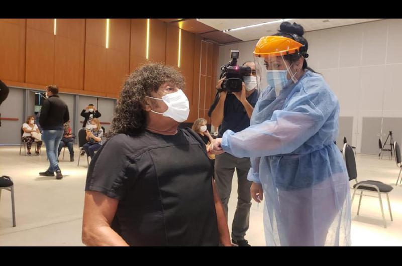 La Mona Jimeacutenez recibioacute la primera dosis de la vacuna contra el coronavirus