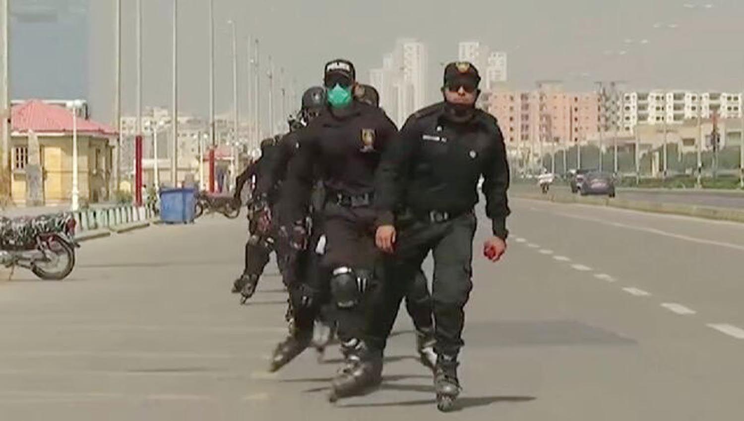 VIDEO  La policiacutea armada en patines nueva unidad en Pakistaacuten