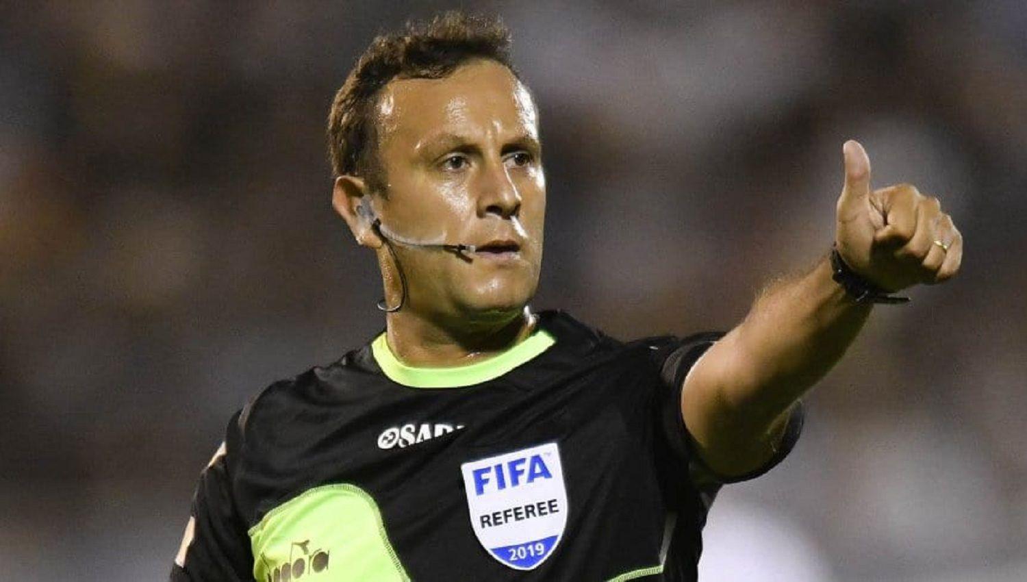 Dariacuteo Herrera el aacuterbitro elegido para la final de la Supercopa Argentina entre River y Racing que se jugaraacute en Santiago