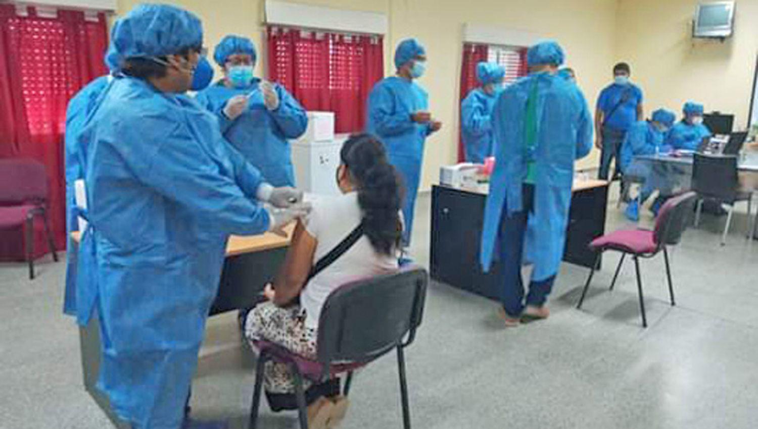 En el Hospital Zonal Antildeatuya vacunaron al personal de salud