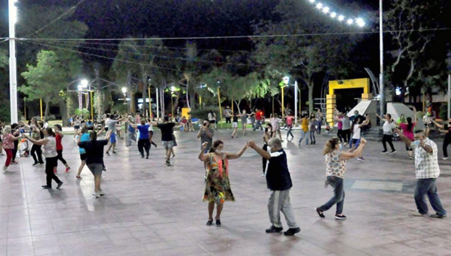 A falta de Salamancas los bandentildeos despidieron febrero danzando en la plaza Belgrano