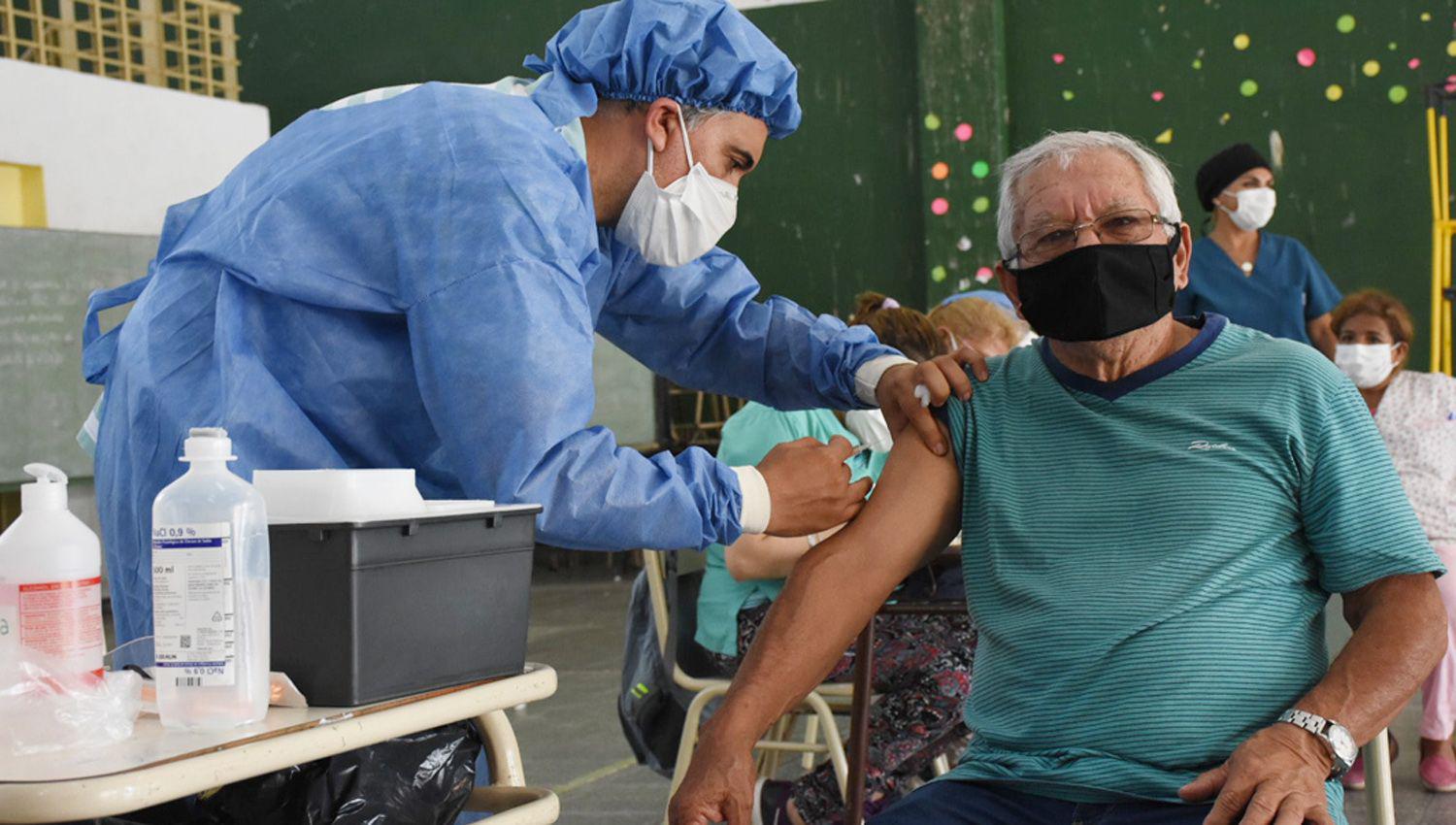 Autoridades evaluaron la segunda jornada de vacunacioacuten de adultos mayores de 70 antildeos