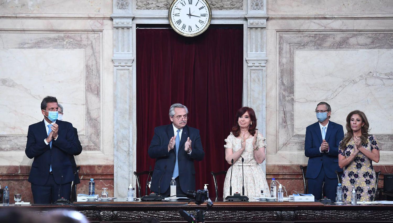 IMaacuteGENES  El gobernador y la senadora Zamora acompantildearon al presidente Alberto Fernaacutendez en la Asamblea Legislativa