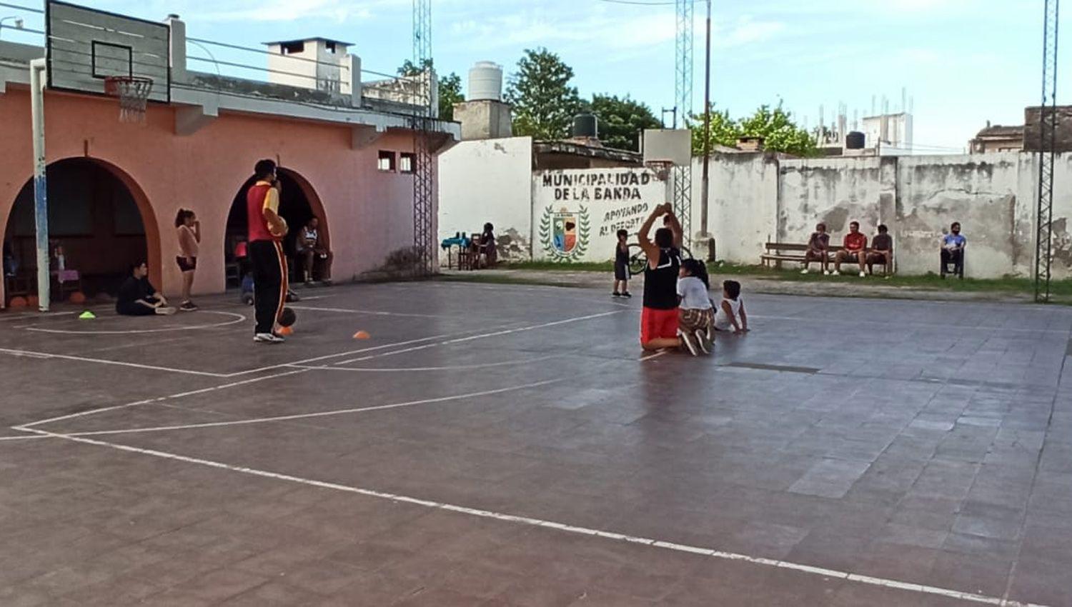 Invitan a las praacutecticas de la escuela ldquoLa Banda Basketrdquo