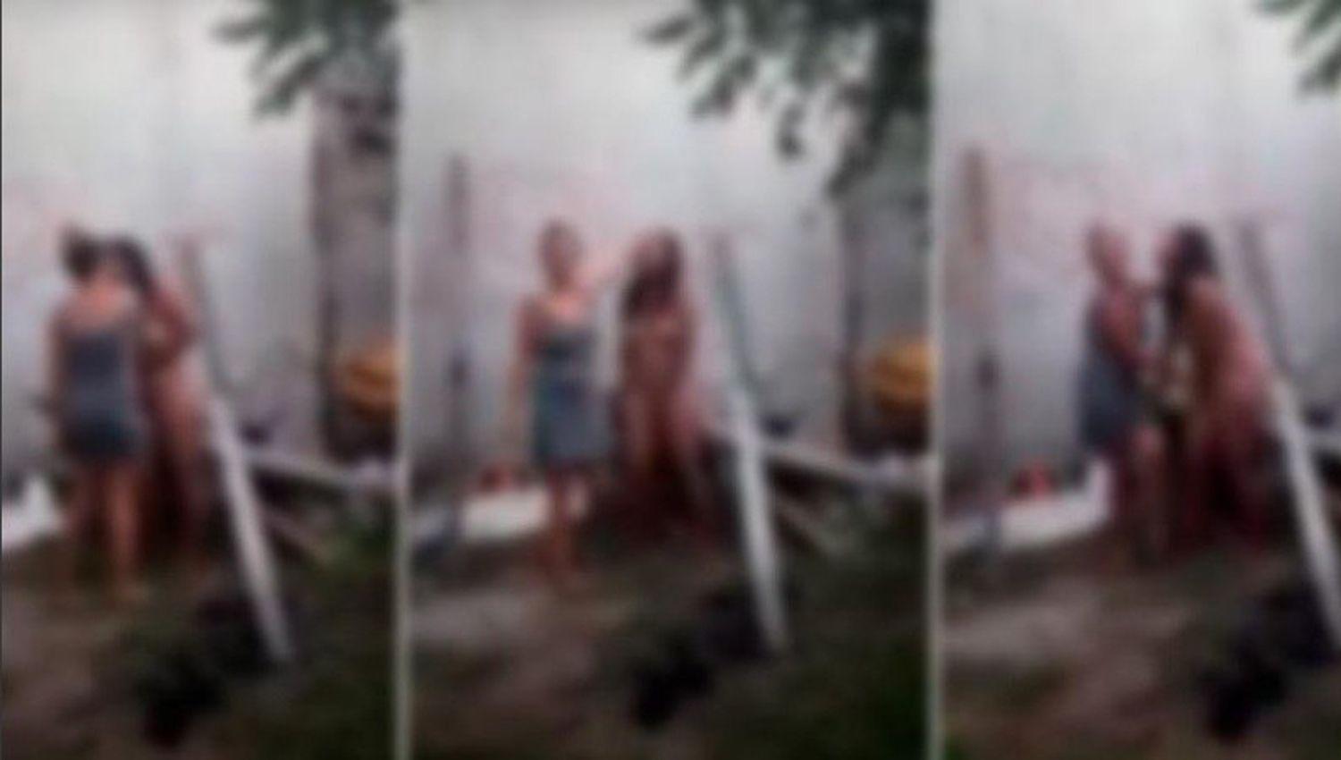 VIDEO  Dos mujeres desnudaron golpearon y filmaron a una joven con discapacidad