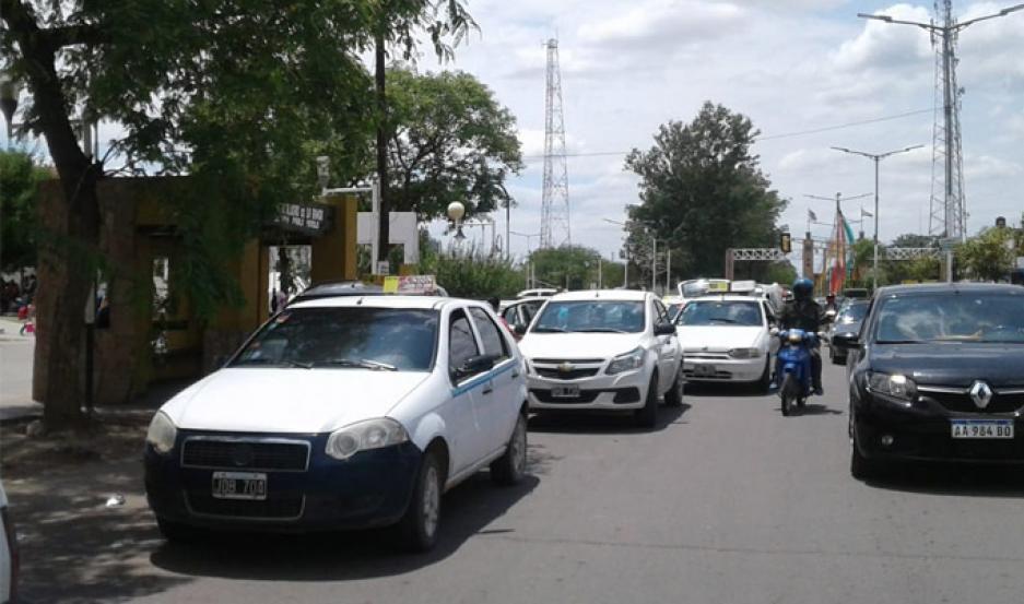 La Banda- Taxistas solicitaron un incremento del 47 -en-porciento- a la bajada de bandera