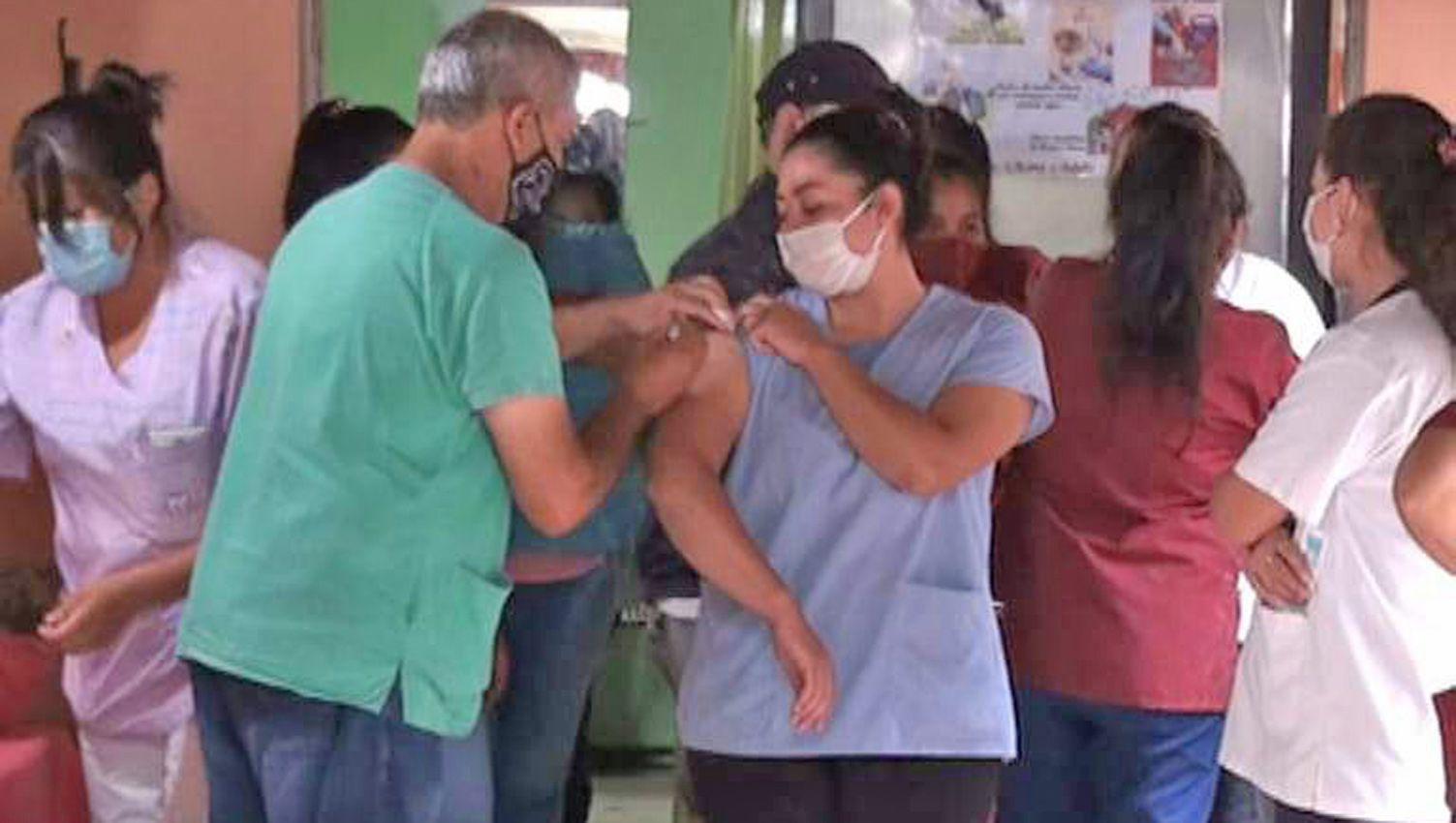 Comenzoacute la vacunacioacuten en los hogares de ancianos de Antildeatuya