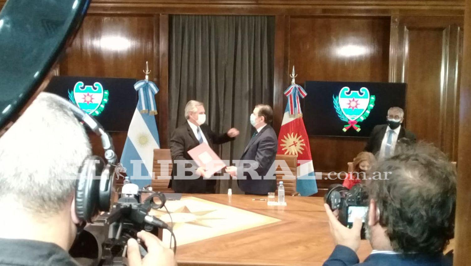 Zamora firmoacute convenios con Nacioacuten para obras por maacutes de 35 mil millones