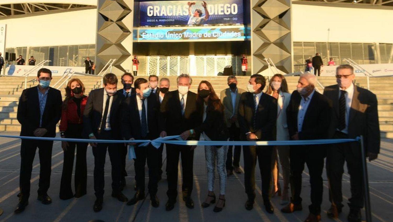 IMaacuteGENES  El presidente Alberto Fernaacutendez y el gobernador Gerardo Zamora inauguraron el Estadio Uacutenico ldquoMadre de Ciudadesrdquo