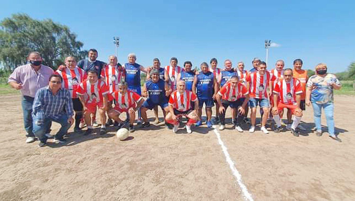 El encuentro se jugó en la cancha del Club Atlético Vinar� donde los veteranos locales se enfrentaron en
un partido amistoso con el conjunto tucumano integrado por sus viejas glorias