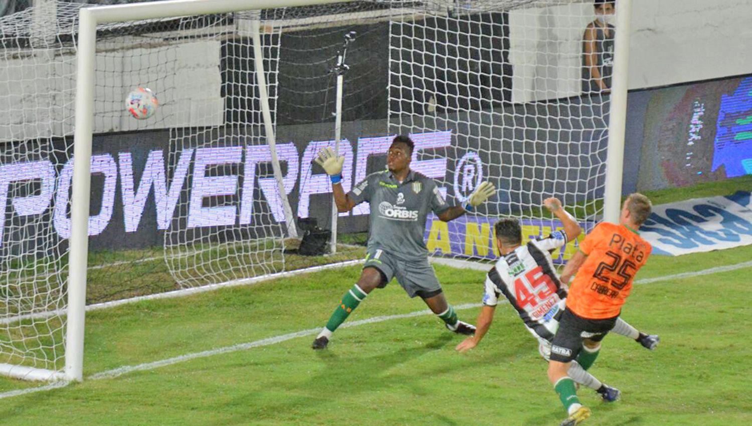 Milton Giménez la empuja al gol después del cabezazo de Rentería y del rebote en Salomón Central sumó un punto en su estadio