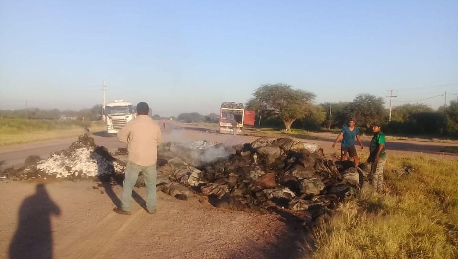 Camioacuten cargado con carboacuten vegetal se prendioacute fuego a la vera de la ruta 34