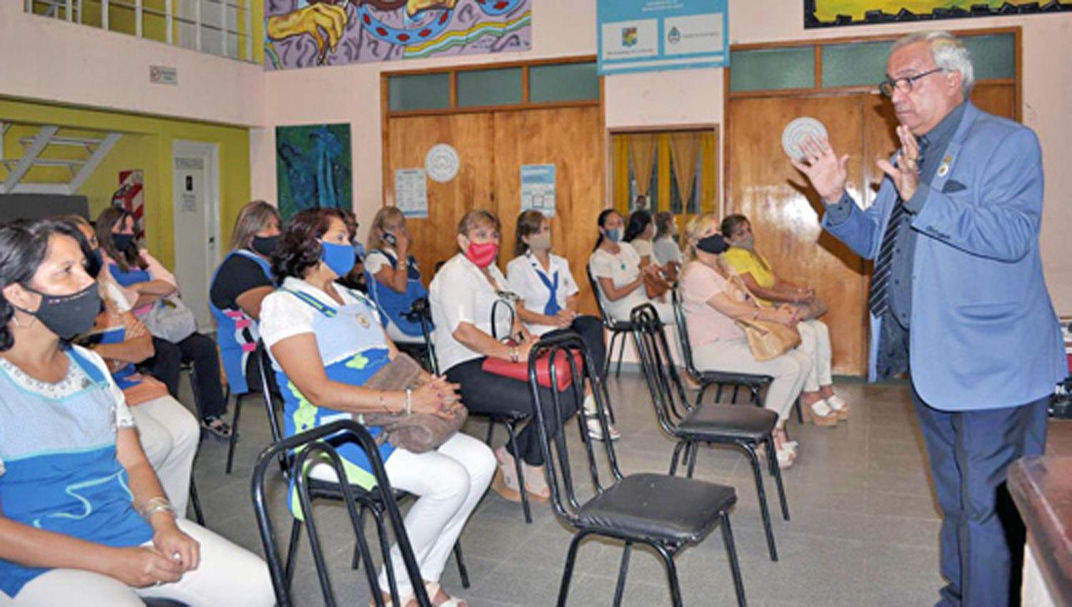 Docentes municipales participaron en una charla sobre proacuteceres