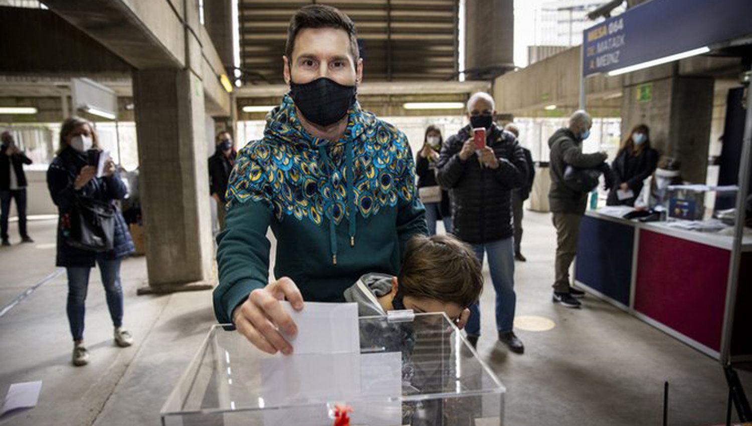 Por primera vez Lionel Messi votoacute en las elecciones del Barcelona
