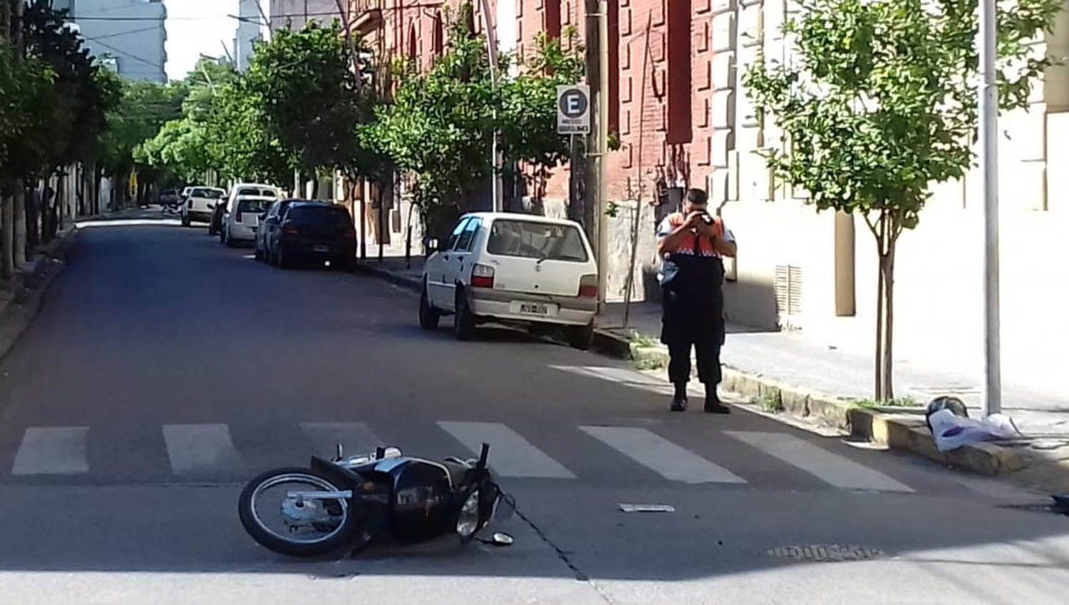 Chocoacute a una moto en pleno centro y se dio a la fuga