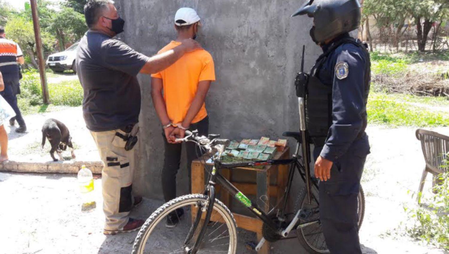 La policiacutea recuperoacute maacutes de  1000000 y detuvo al acusado del hecho delictivo