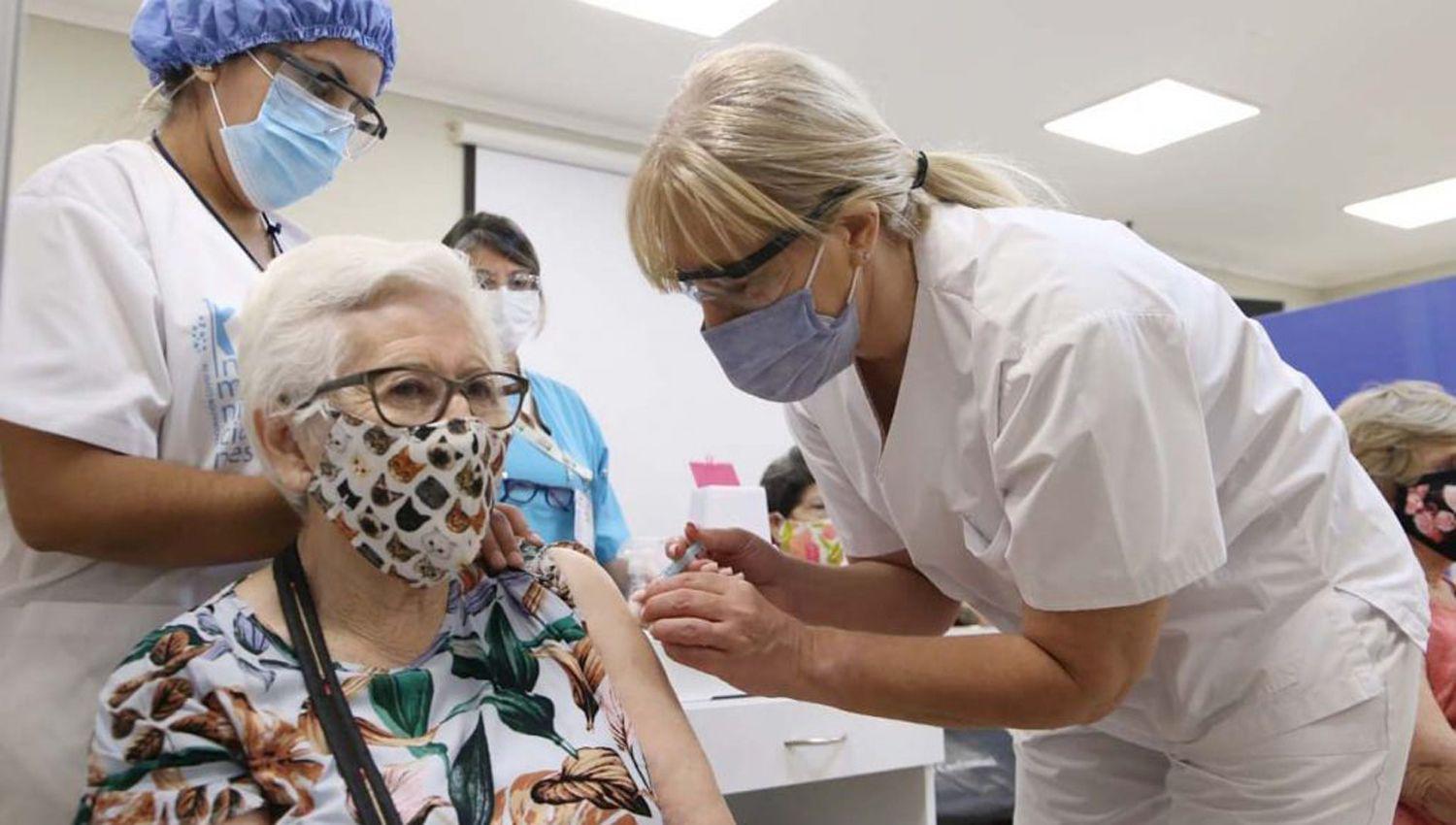 Comienza la vacunacioacuten a mayores de 70 antildeos en La Banda y continuacutea en ciudad Capital