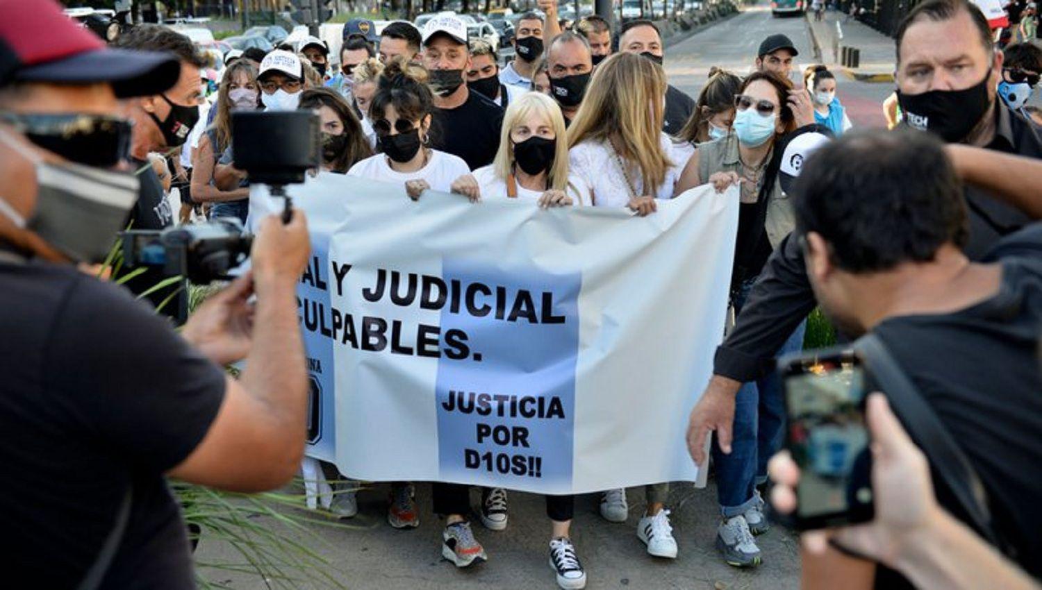#10M- Con Claudia Dalma y Gianinna a la cabeza se llevoacute adelante la marcha para pedir justicia por Diego Maradona