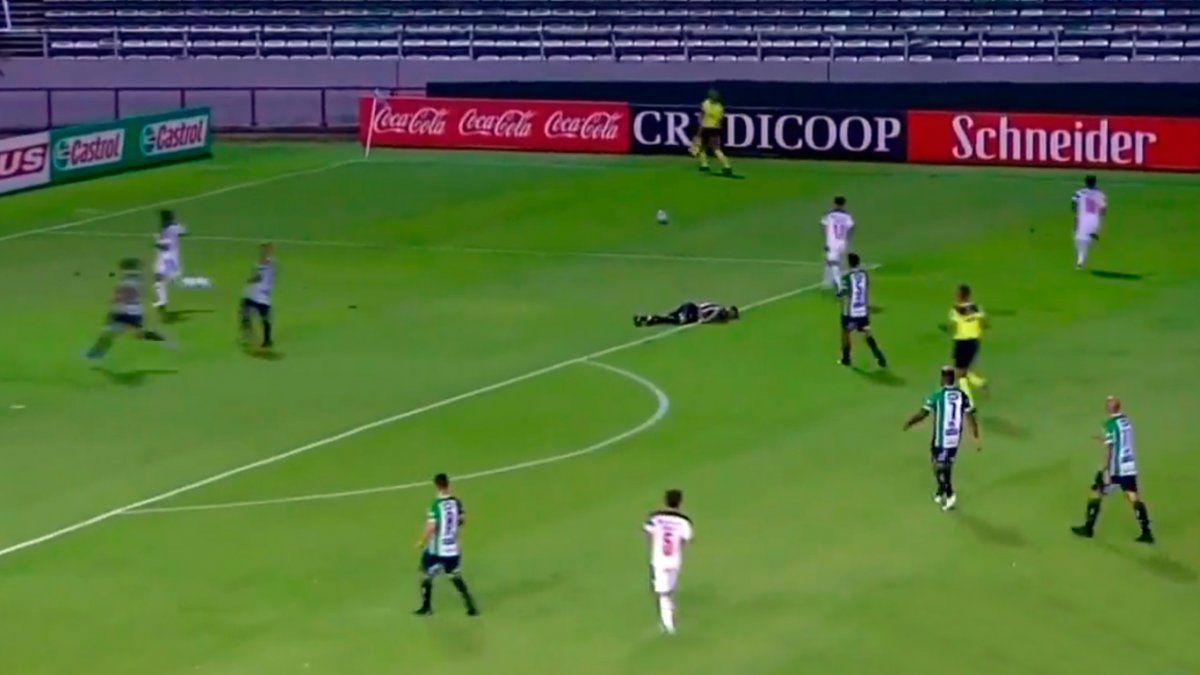 VIDEO  Un jugador de Villa Mitre se desmayoacute tras un golpe en el partido contra Independiente
