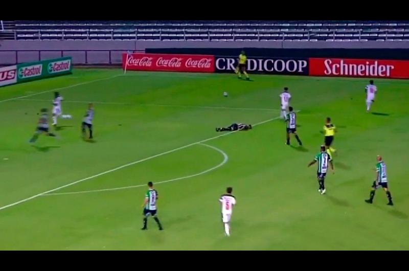 VIDEO  Un jugador de Villa Mitre se desmayoacute tras un golpe en el partido contra Independiente