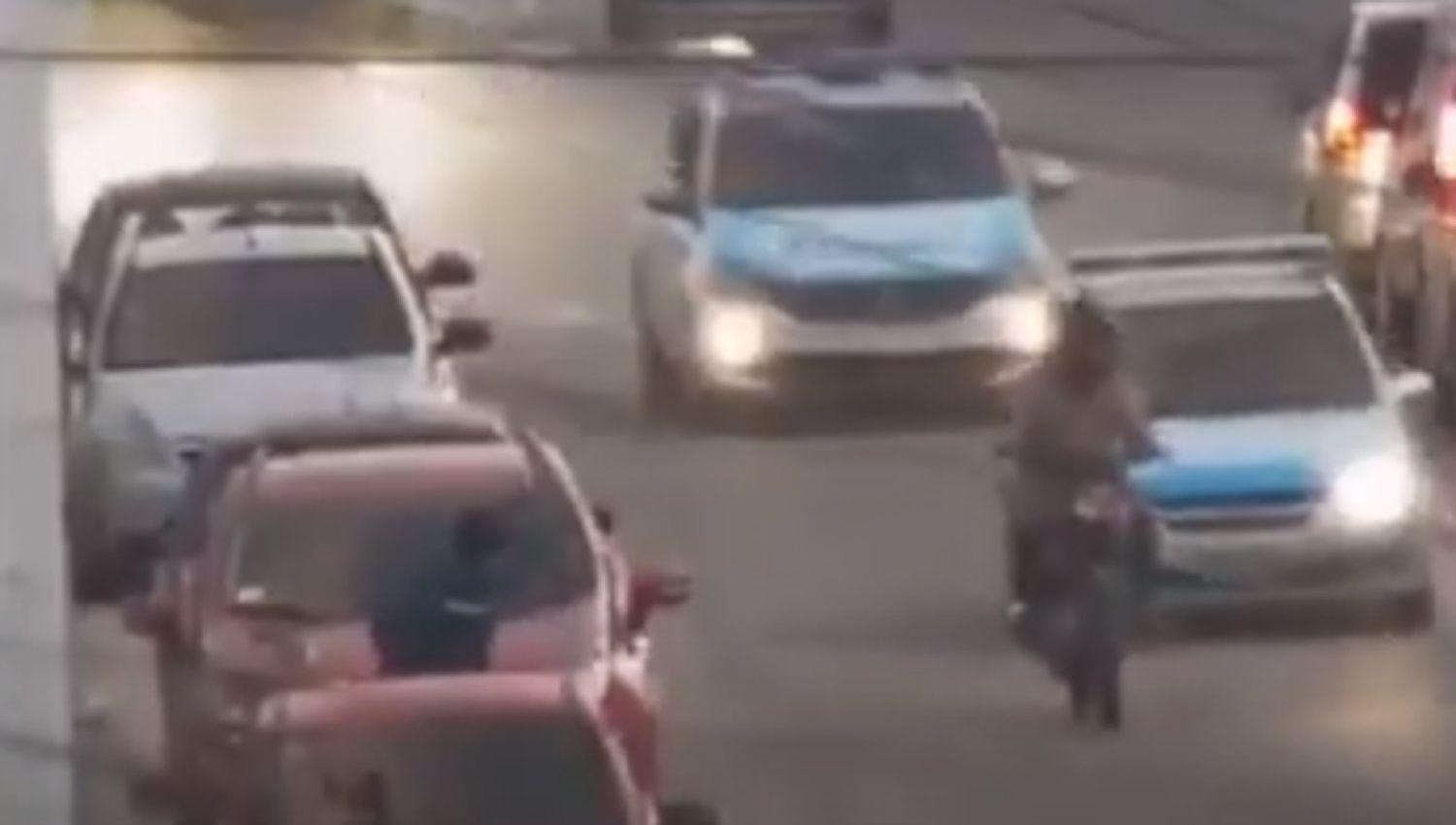 VIDEO  Asiacute terminoacute el escape de un sujeto en moto en Tucumaacuten