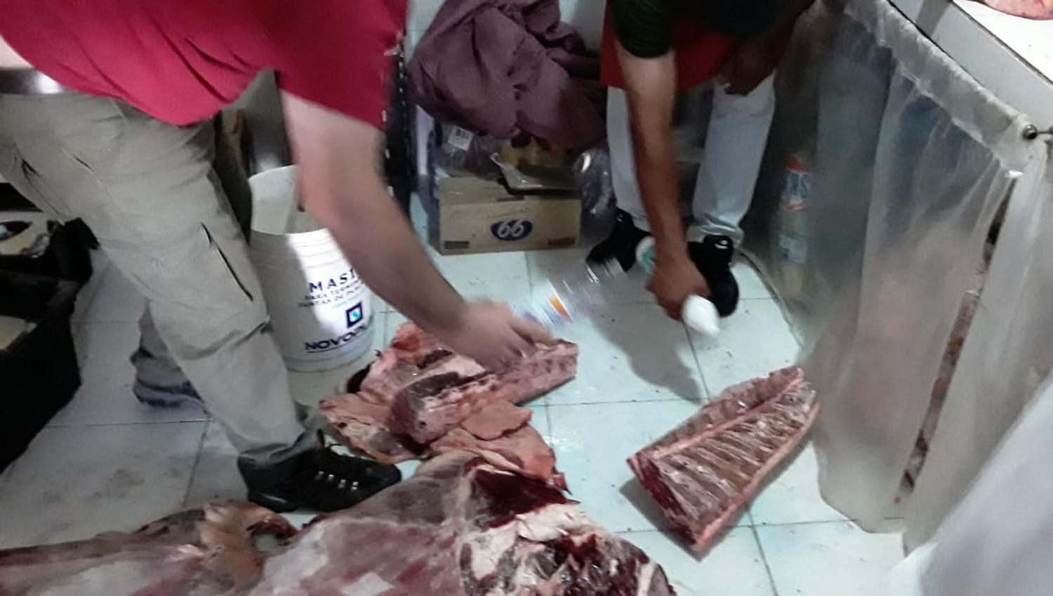 Decomisaron 100 kilos de carne bovina en controles a carniceriacuteas de Beltraacuten y Forres