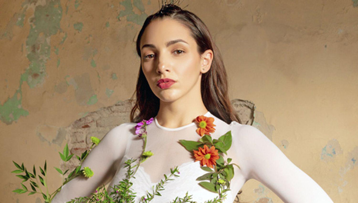 Thelma Fardiacuten inicia su carrera musical con la cancioacuten ldquoVueltasrdquo