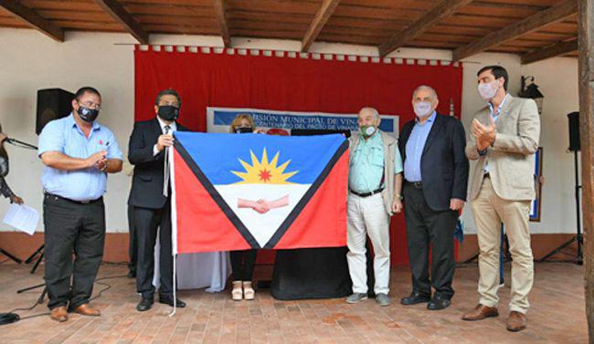 La comuna de Vinaraacute presentoacute  su bandera oficial