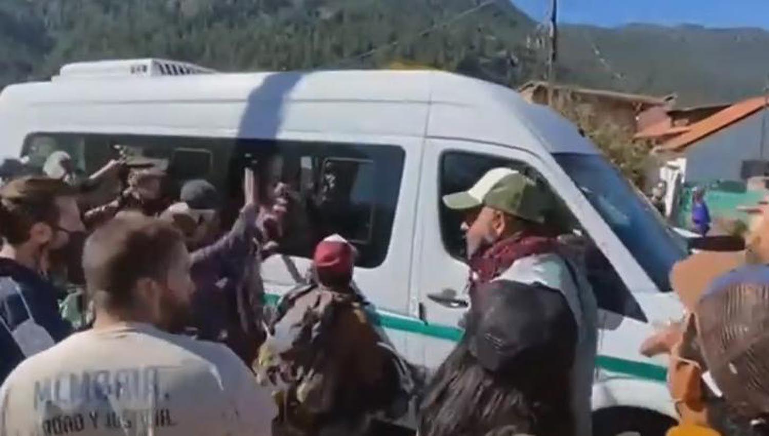 VIDEO  Serios incidentes en la visita de Fernaacutendez a Chubut- el vocero presidencial sufrioacute un piedrazo en la cabeza