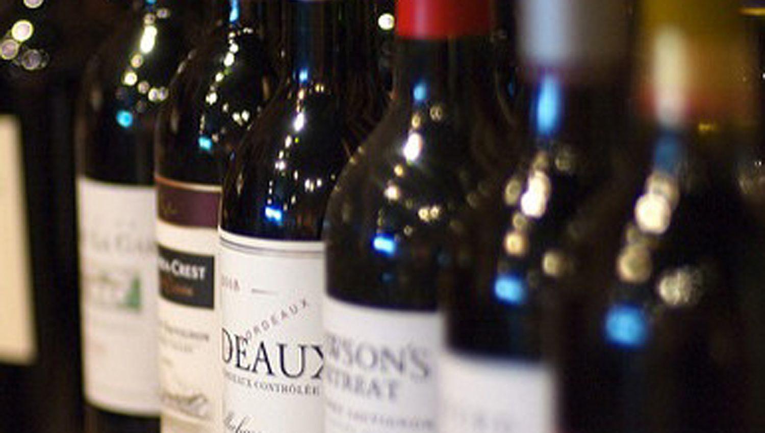 Un 43-en-porciento- son impuestos en el precio que pagan los consumidores por un litro de vino
