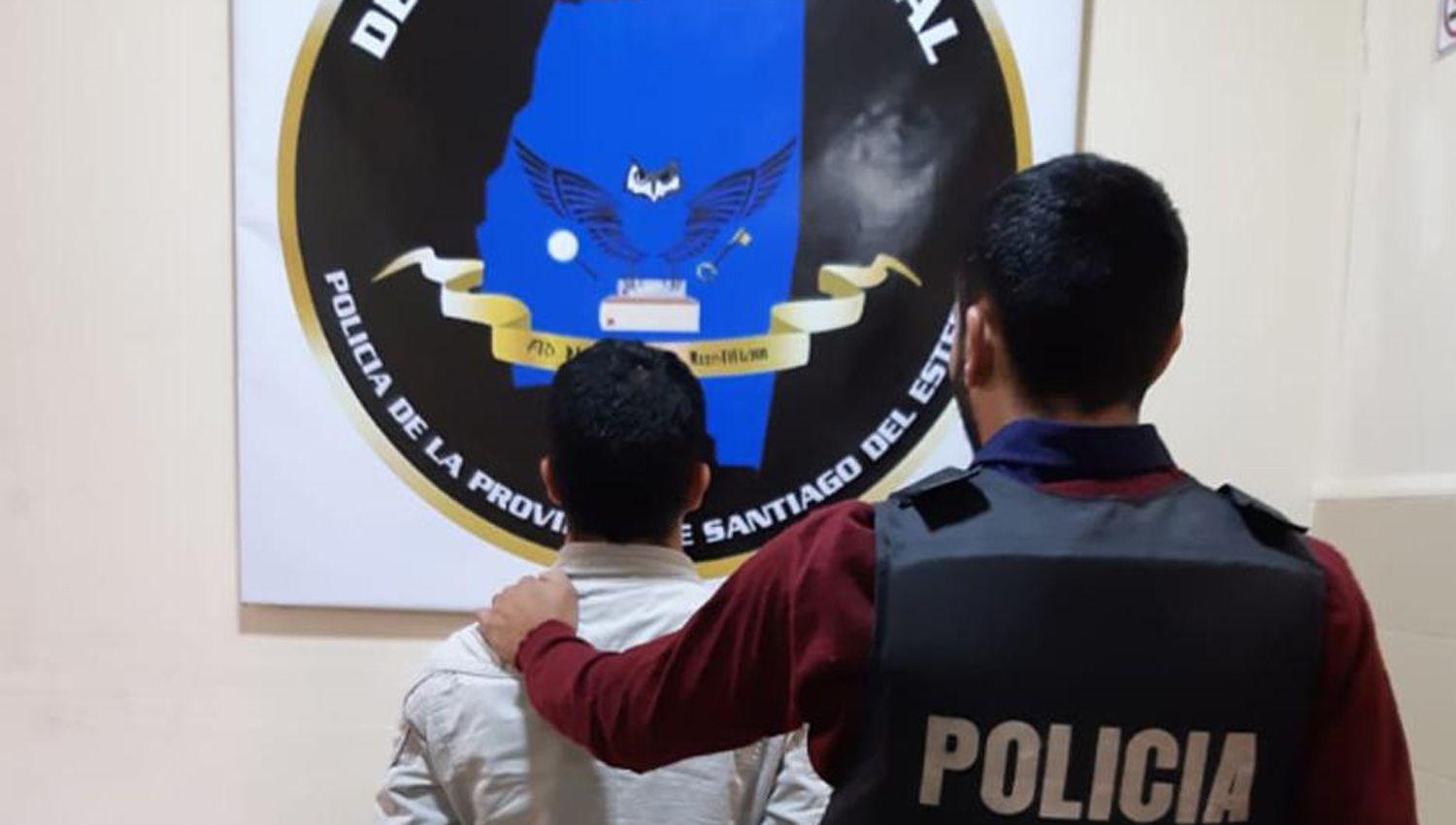 Salvaje sujeto fue apresado por atacar a golpes con un laacutetigo a su padre de 71 antildeos