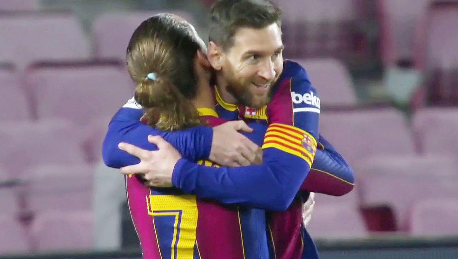 Con dos impresionantes goles de Messi Barcelona goleoacute al deacutebil Huesca y da pelea en La Liga