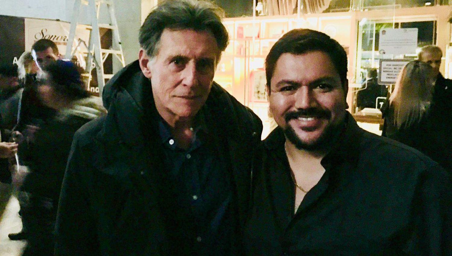 El actor mexicano ldquoTerryrdquo Flores Mendoza junto a Gabriel Byrne brilla en la serie internacional ldquoZero Zero Zerordquo de Amazon