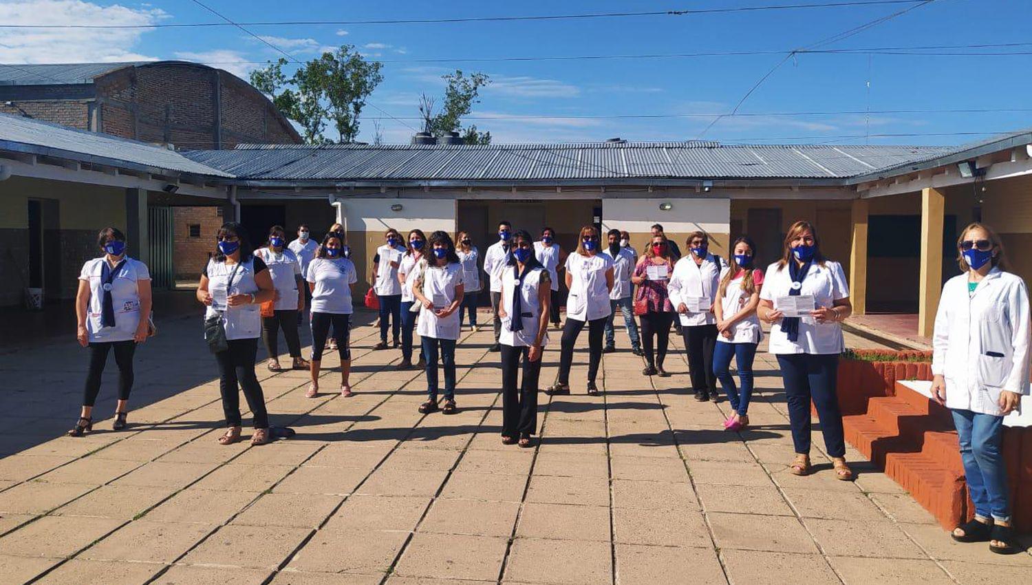 En diversos departamentos de la provincia continuacutea la vacunacioacuten del personal docente y no docente