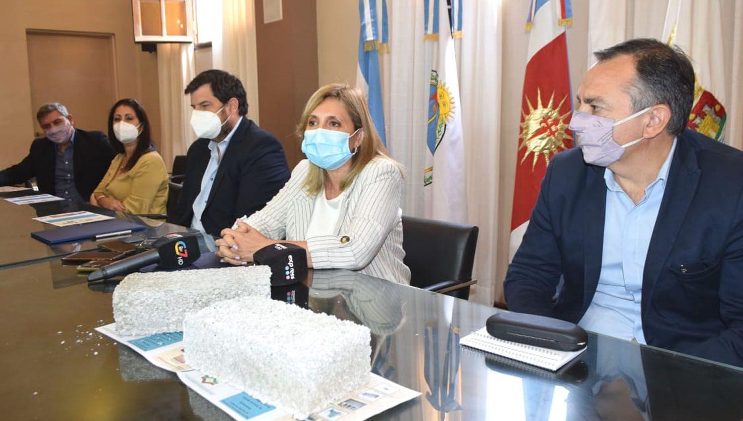 La intendente Fuentes y el presidente del IPVU firmaron convenio para poner en marcha el programa ambiental de Eco Ladrillos