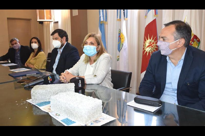 La intendente Fuentes y el presidente del IPVU firmaron convenio para poner en marcha el programa ambiental de Eco Ladrillos