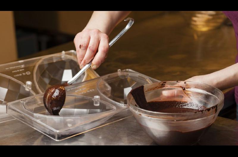 Trucos para hacer un huevo de Pascua casero incluido el templado del chocolate