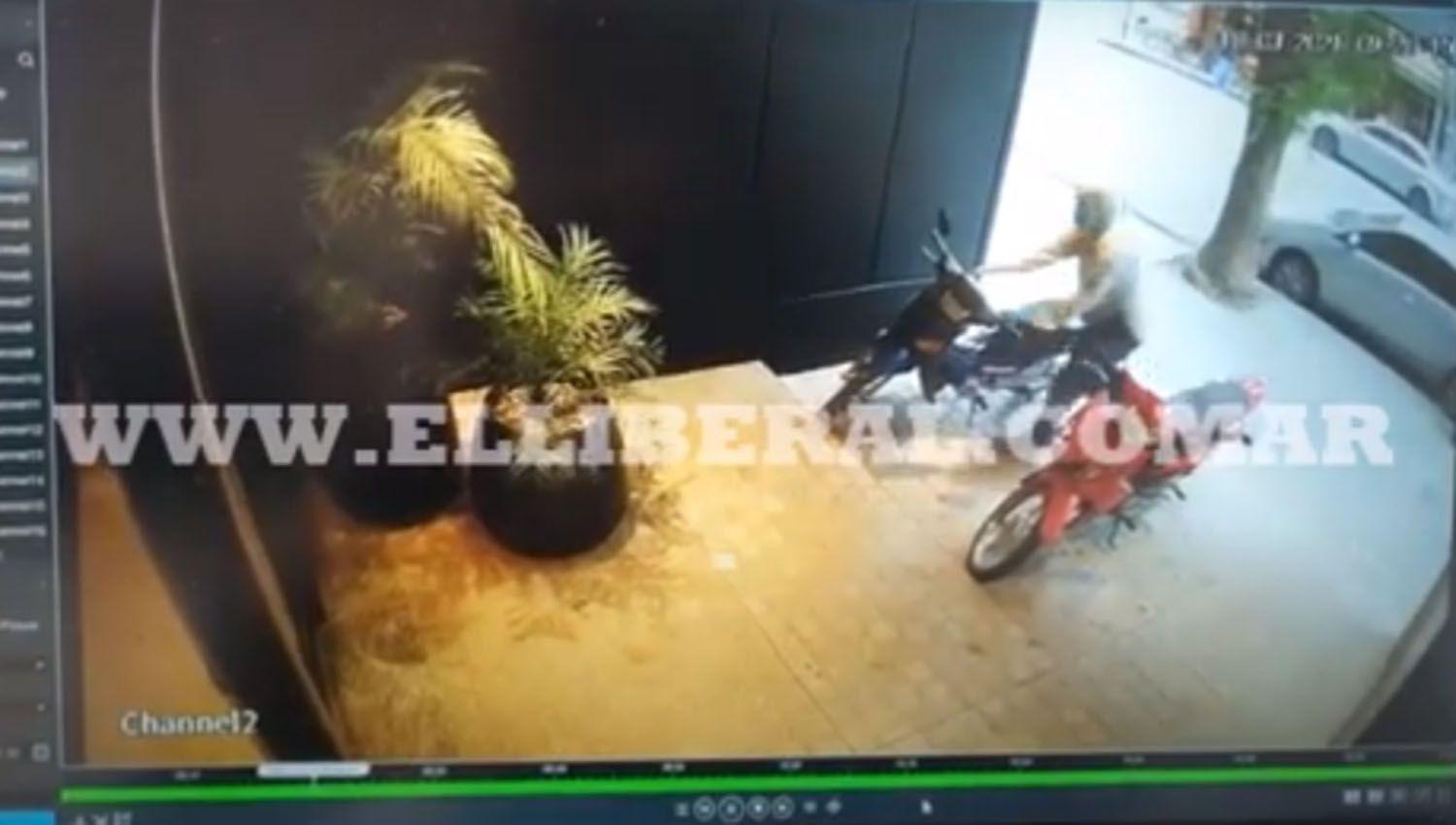 VIDEO  Barrio Centro- En cuestioacuten de segundos un ladroacuten se llevoacute una moto ajena