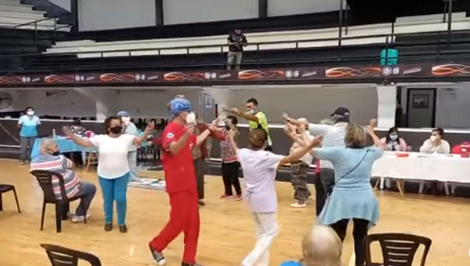 VIDEO  Adultos mayores festejaron y danzaron tras vacunarse contra el Covid-19