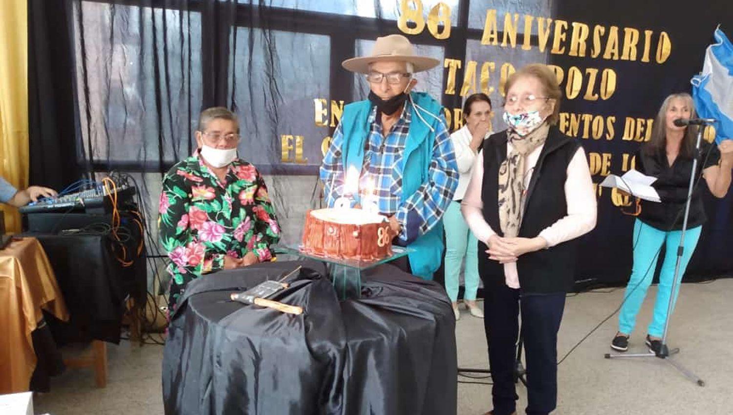Emotiva celebracioacuten por los 86 antildeos de la localidad chaquentildea de Taco Pozo