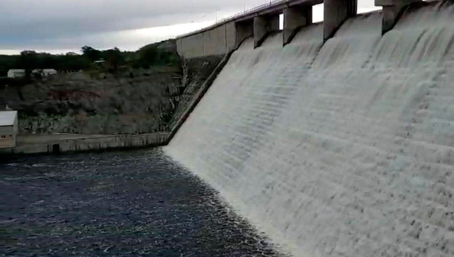 El agua pasa por el vertedero hacia el río Albigasta y por ahora no registra inconvenientes