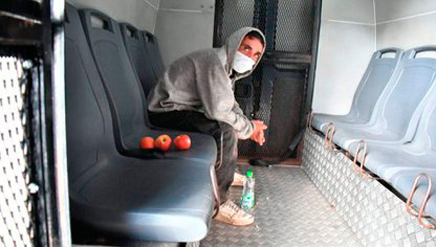 Continuar alojado en una celda de la Superintendencia de
Investigaciones Federales de la Policía Federal Argentina