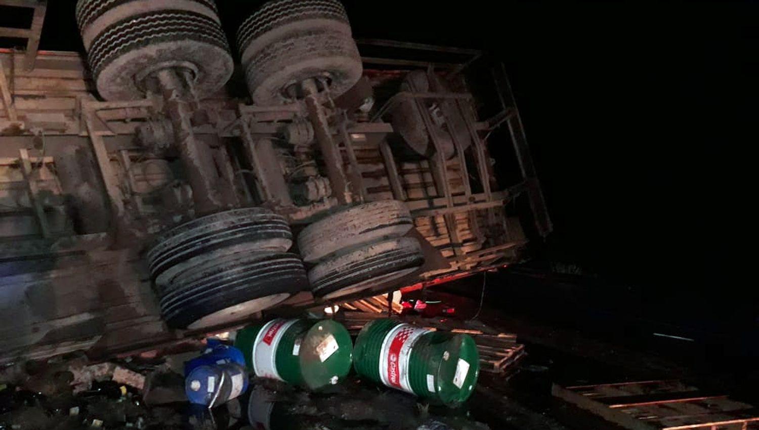 Camionero se salvoacute de milagro tras protagonizar un violento vuelco sobre la ruta 34